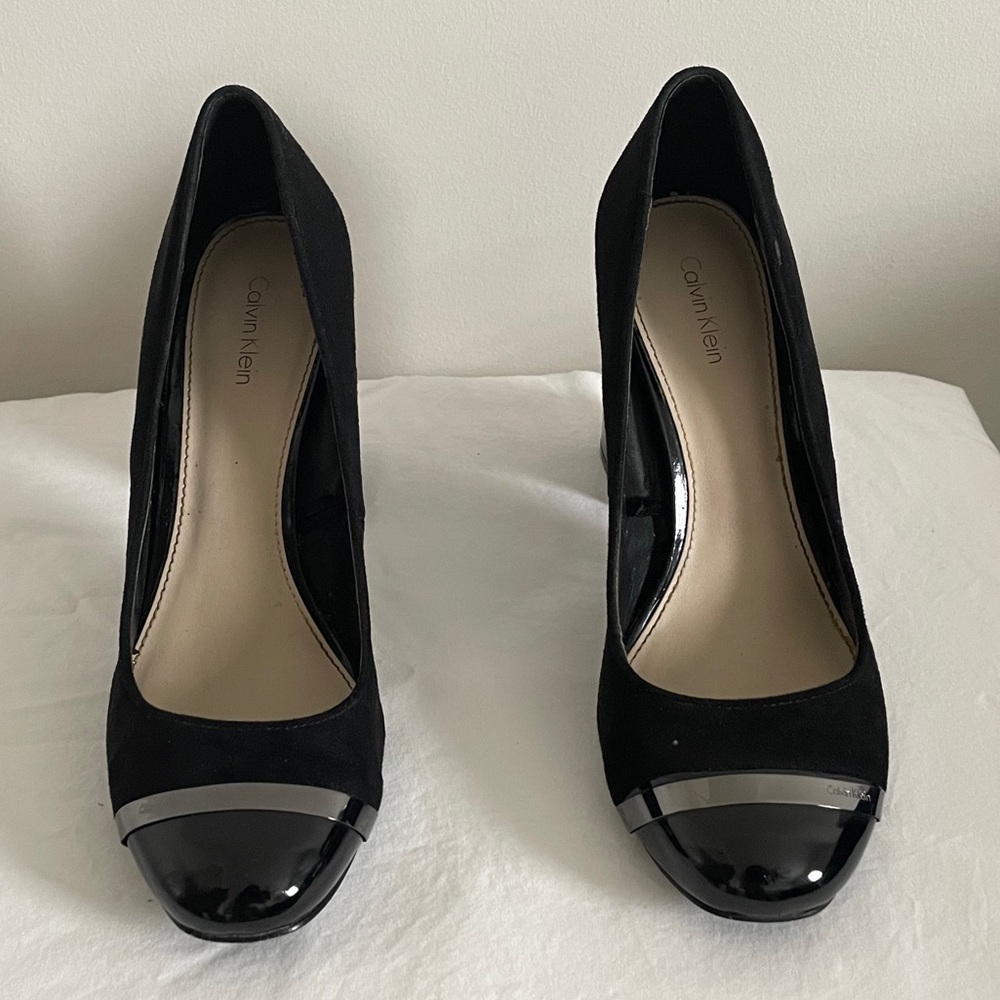 Calvin Klein Carlia Faux Suede and Patent Cap Toe Pumps Sz 8.5